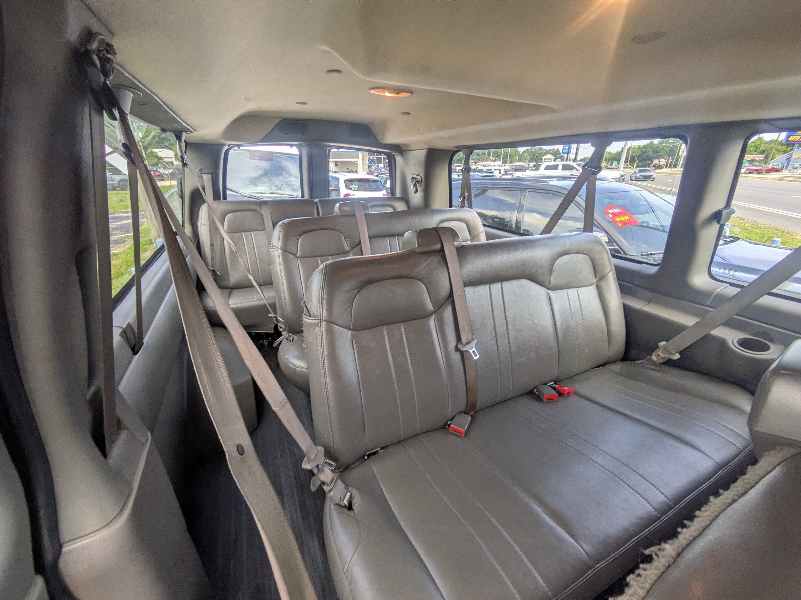 2024 Chevrolet Express Passenger 3500 1LS