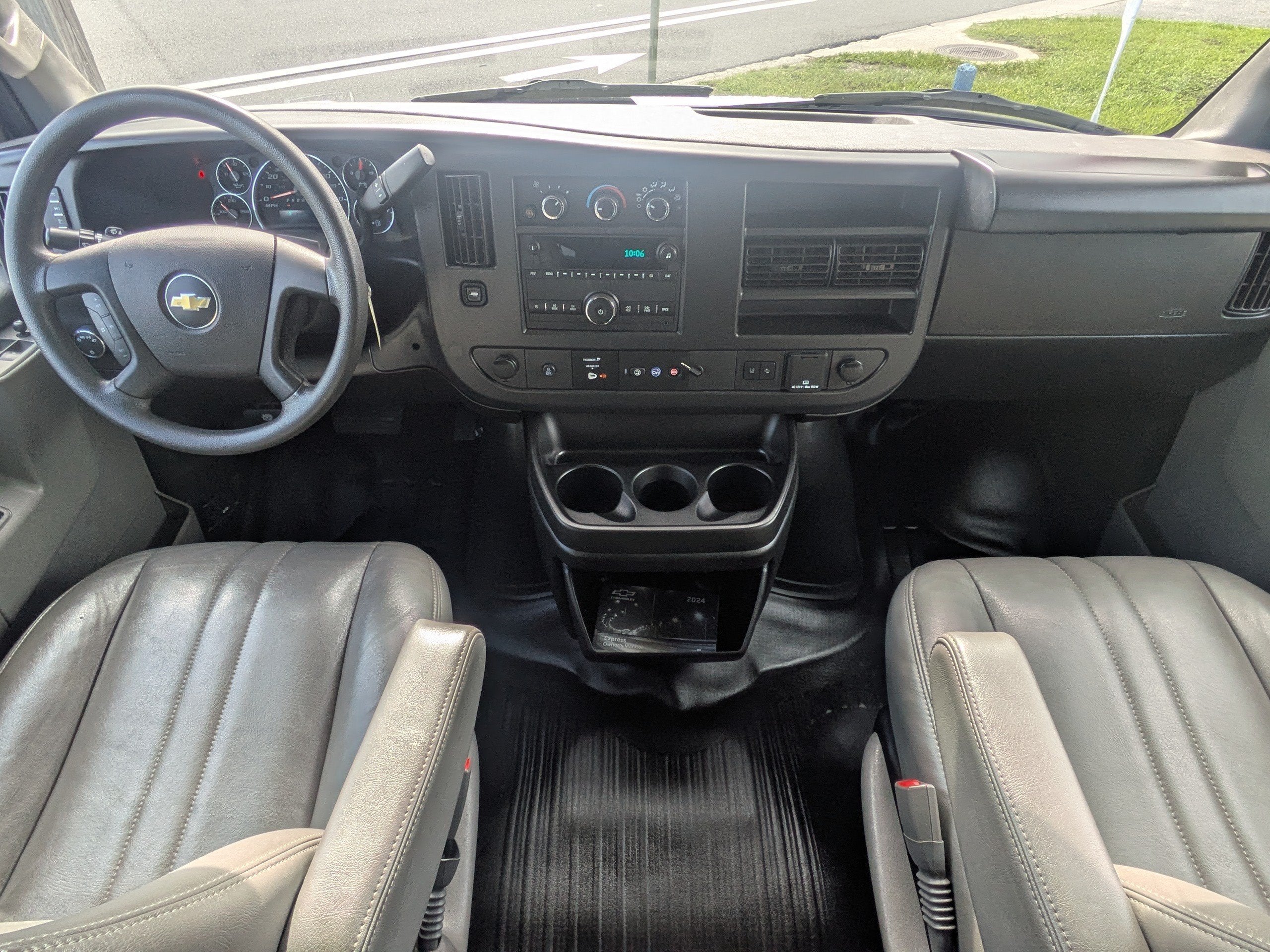 2024 Chevrolet Express Passenger 3500 1LS