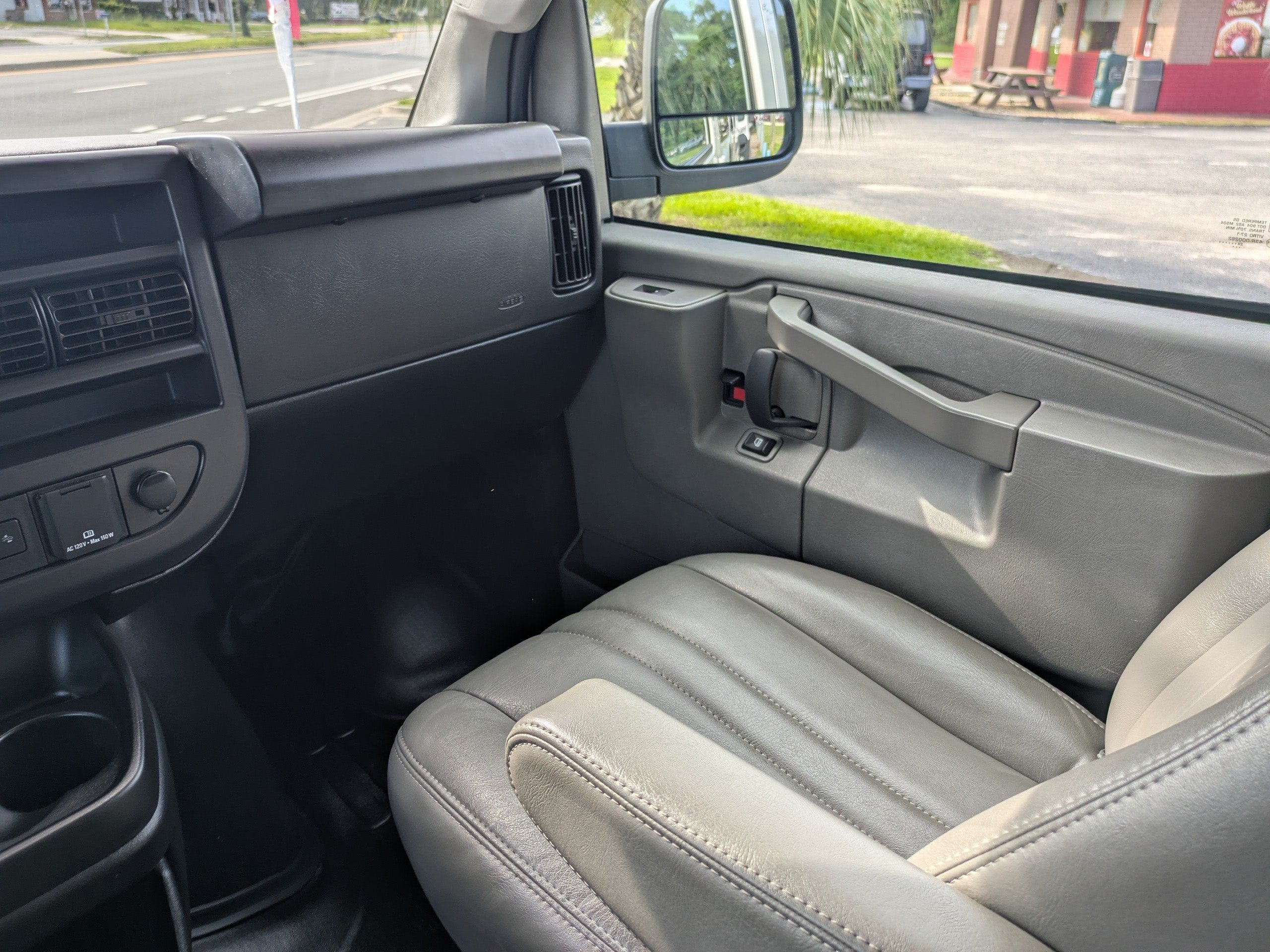 2024 Chevrolet Express Passenger 3500 1LS