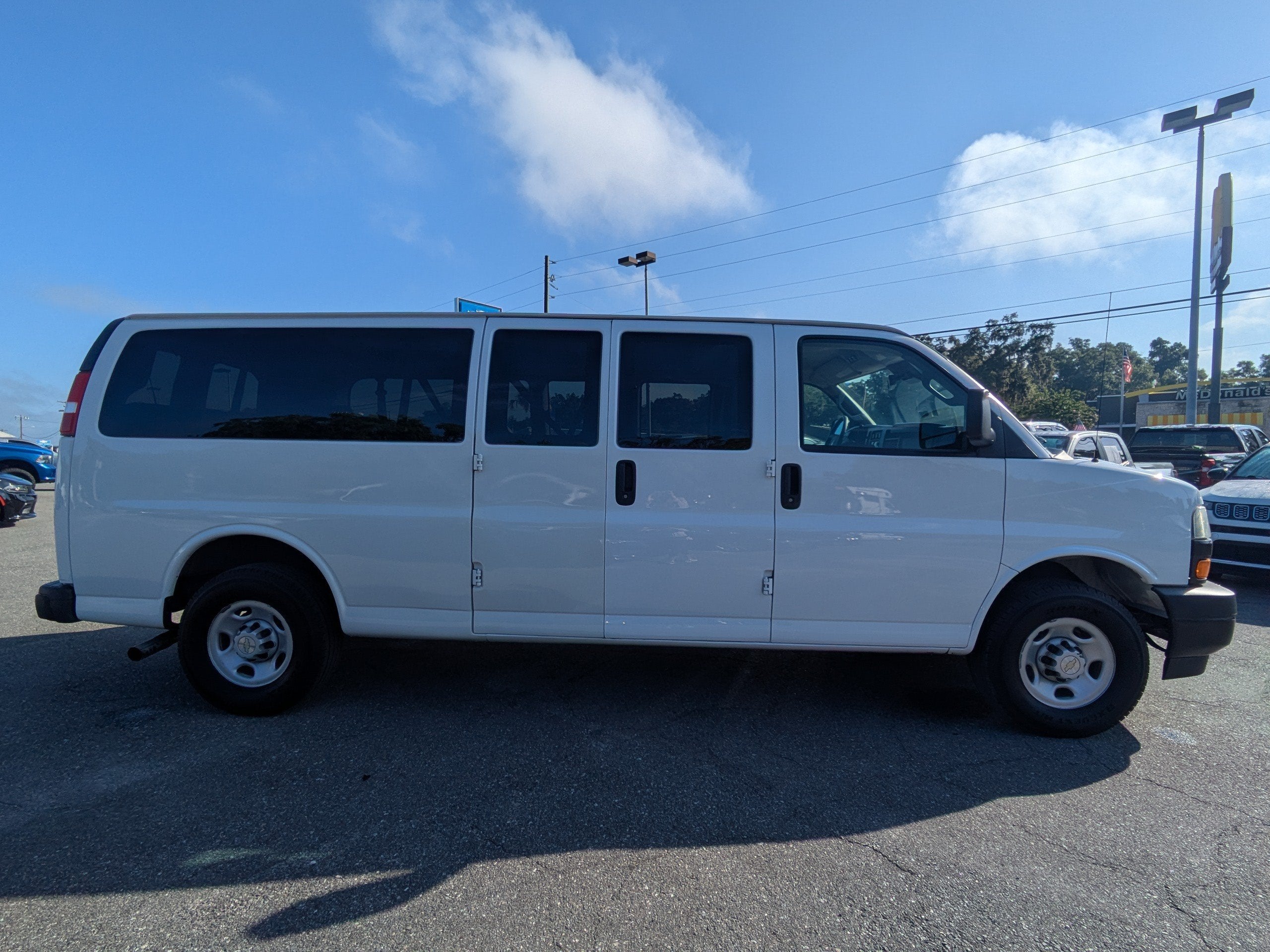 2024 Chevrolet Express Passenger 3500 1LS