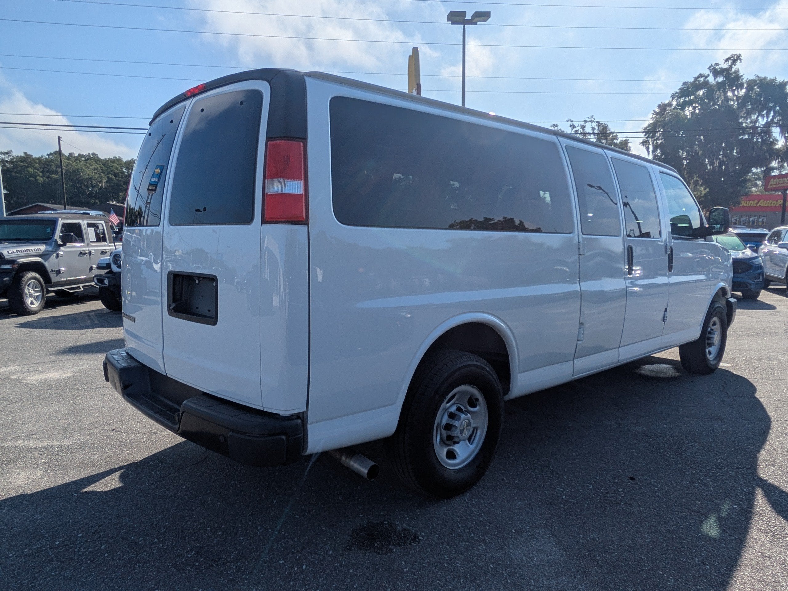 2024 Chevrolet Express Passenger 3500 1LS
