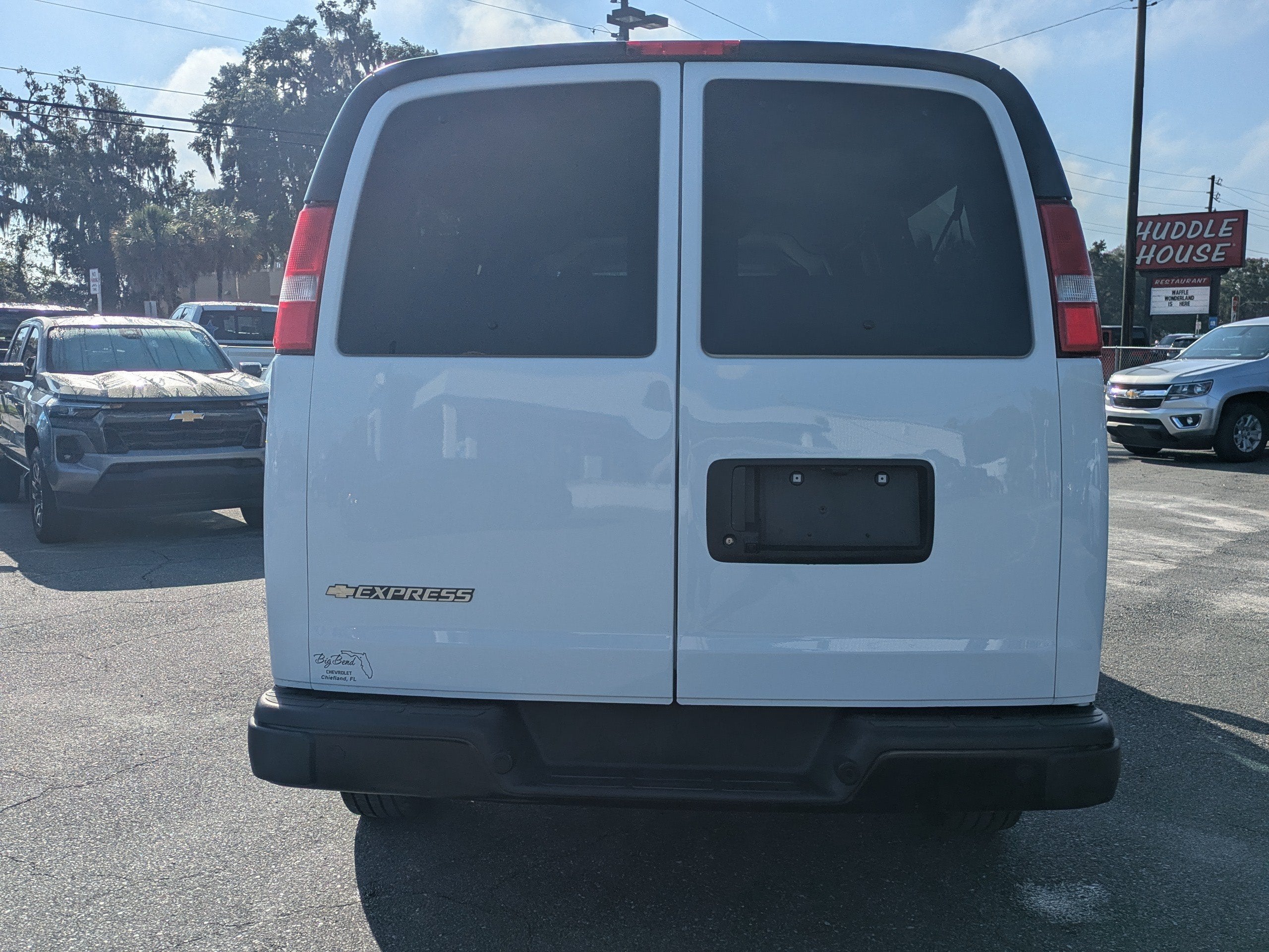 2024 Chevrolet Express Passenger 3500 1LS