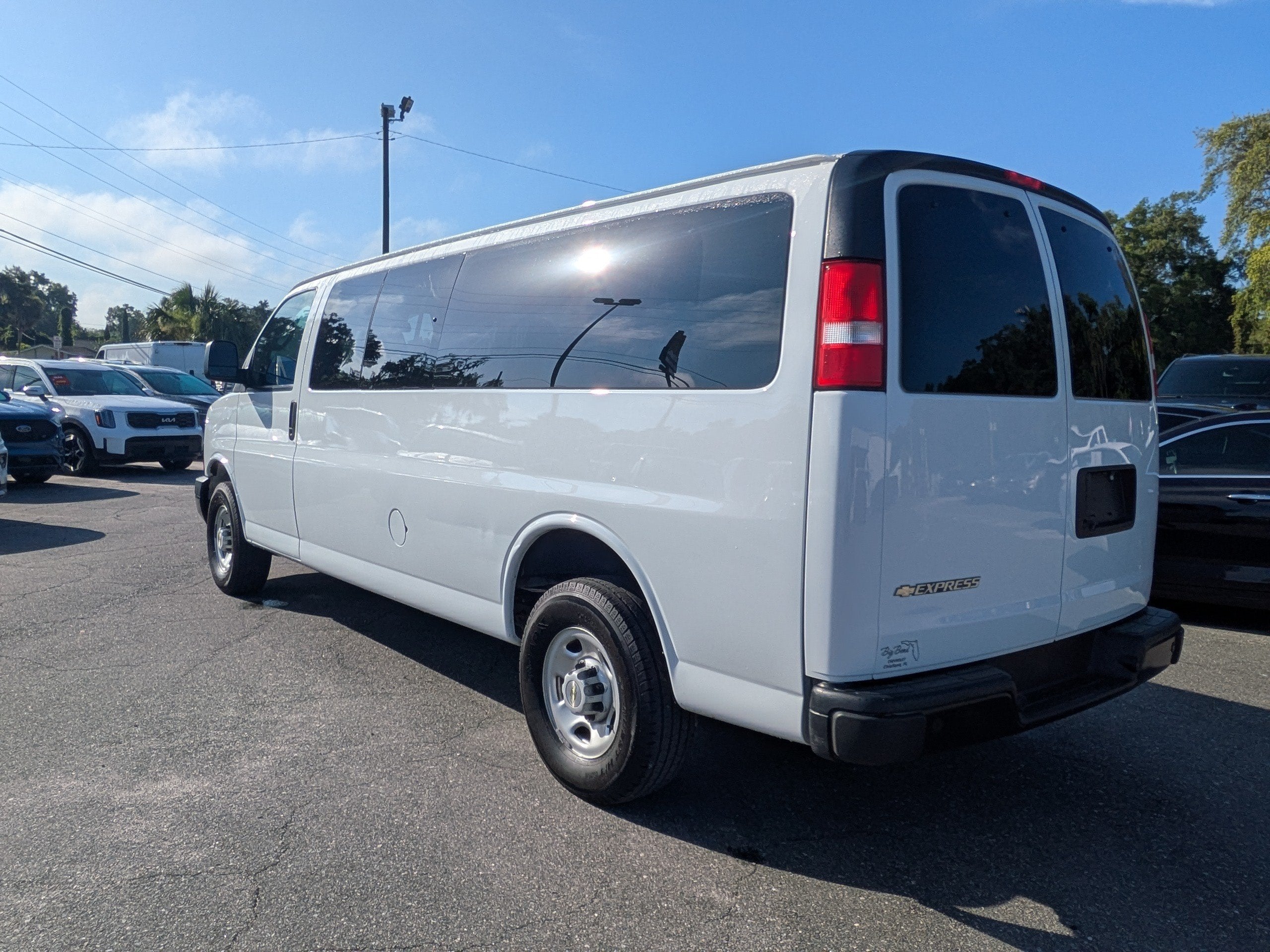 2024 Chevrolet Express Passenger 3500 1LS