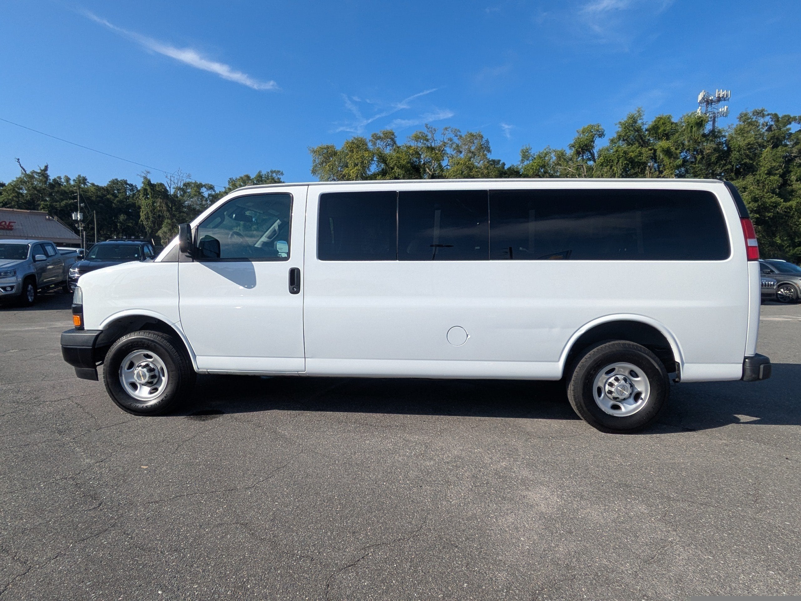 2024 Chevrolet Express Passenger 3500 1LS