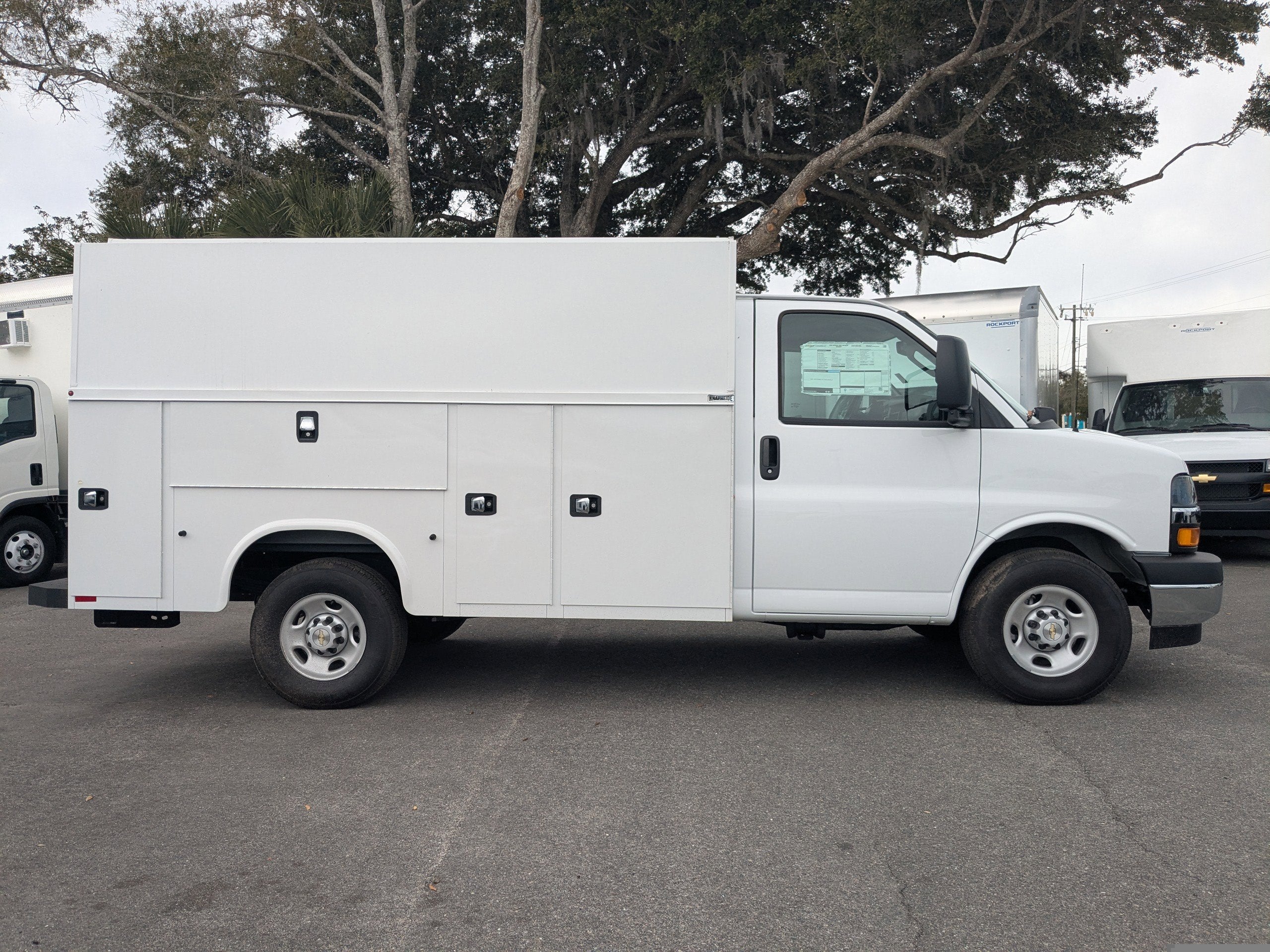 2025 Chevrolet Express Cutaway 3500 1WT