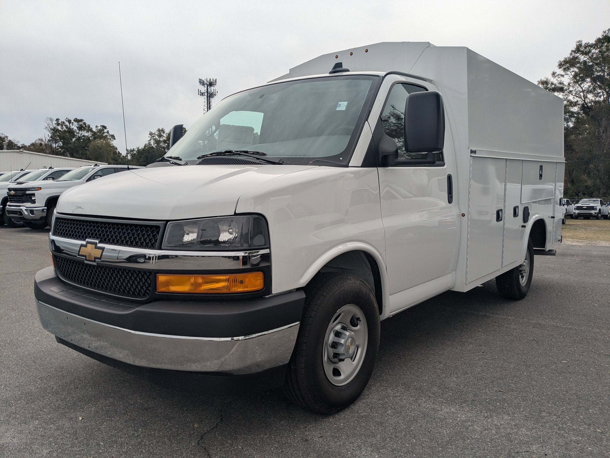 2025 Chevrolet Express Cutaway 3500 1WT