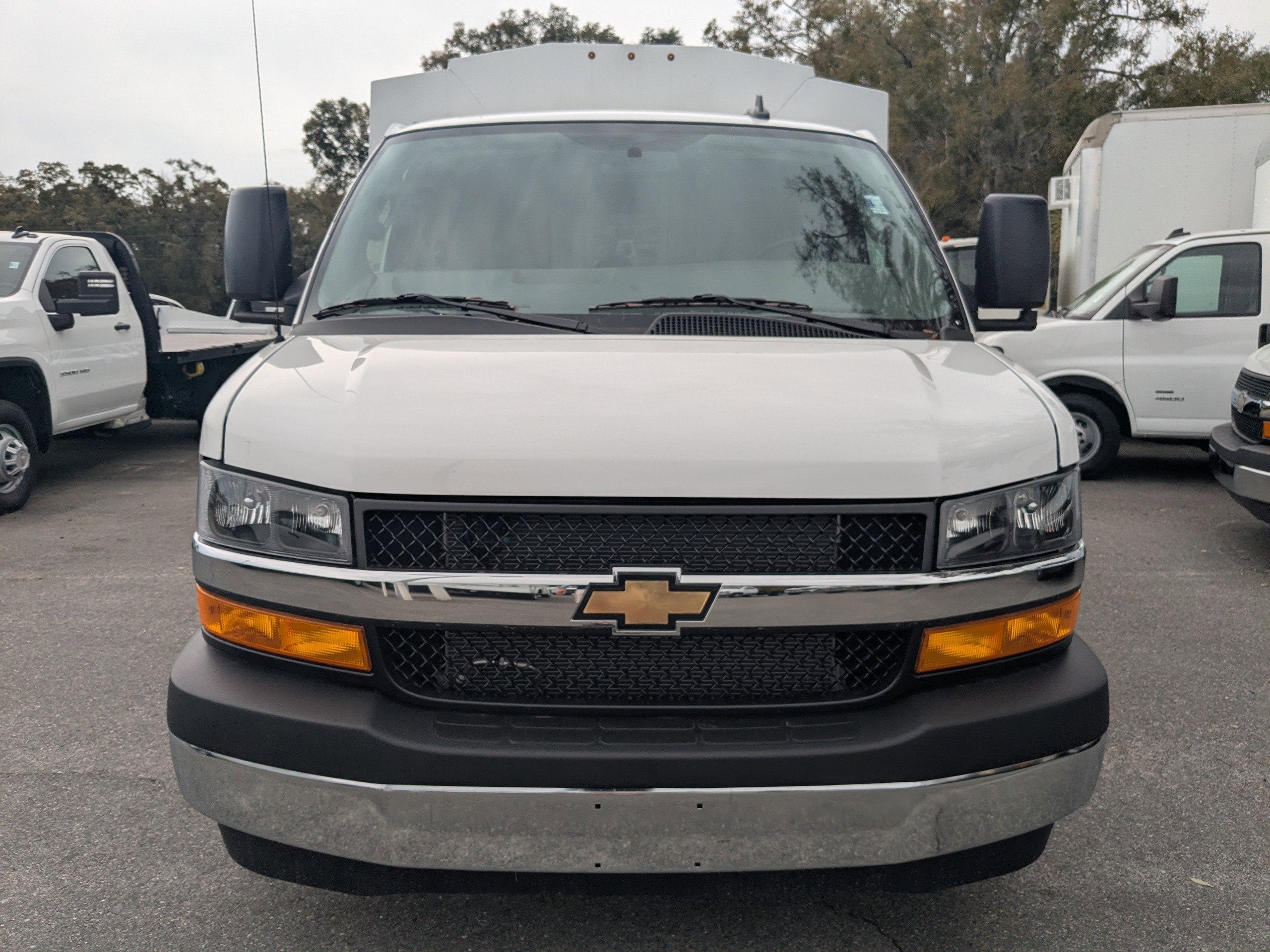 2025 Chevrolet Express Cutaway 3500 1WT
