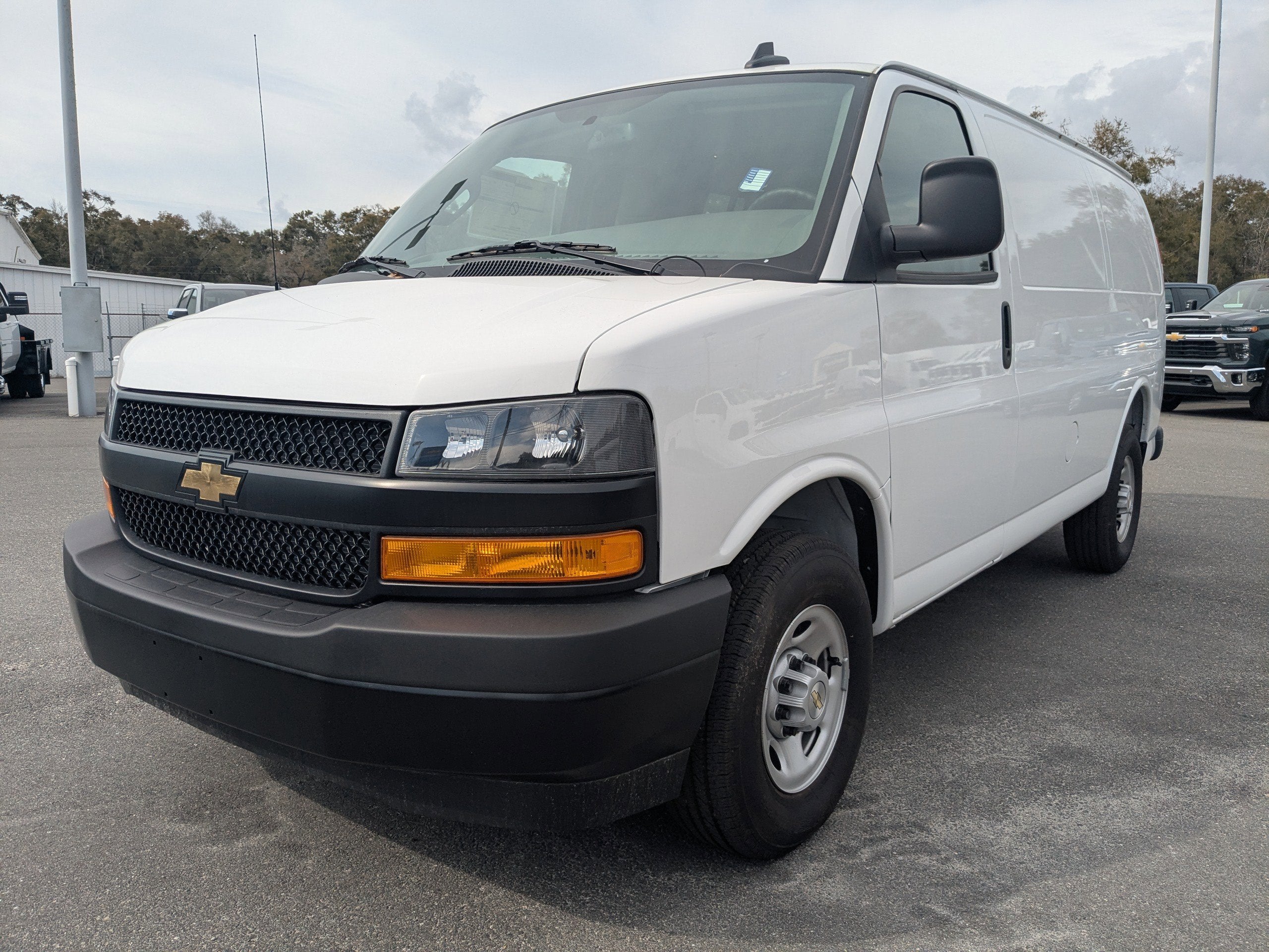 2025 Chevrolet Express Cargo WT