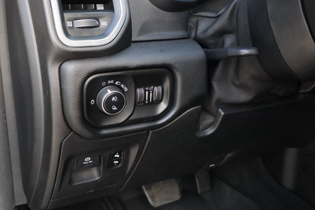 2020 RAM 1500 Laramie Crew Cab 4x4 5'7" Box