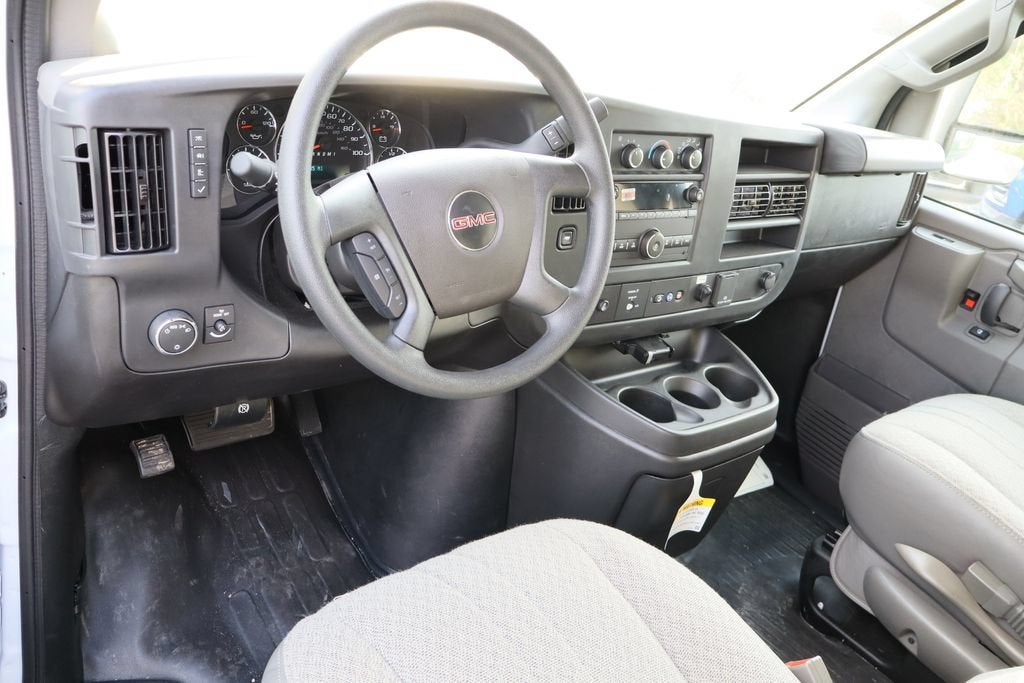 2025 GMC Savana Cutaway 3500 1WT