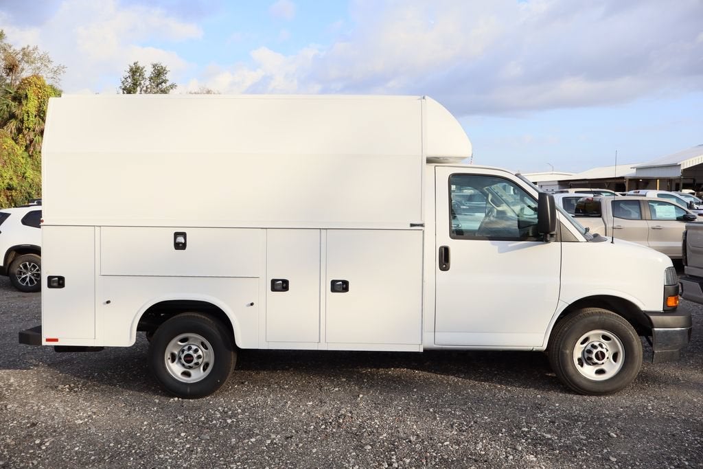 2025 GMC Savana Cutaway 3500 1WT
