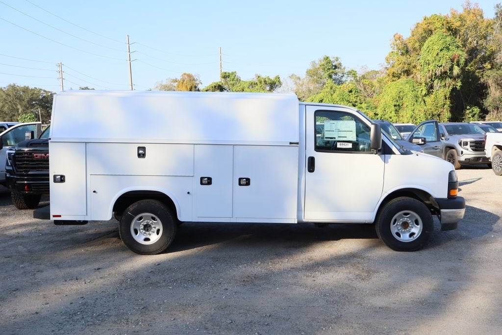 2025 GMC Savana Cutaway 3500 1WT