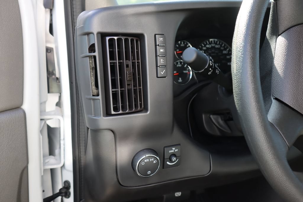 2025 GMC Savana Cutaway 3500 1WT