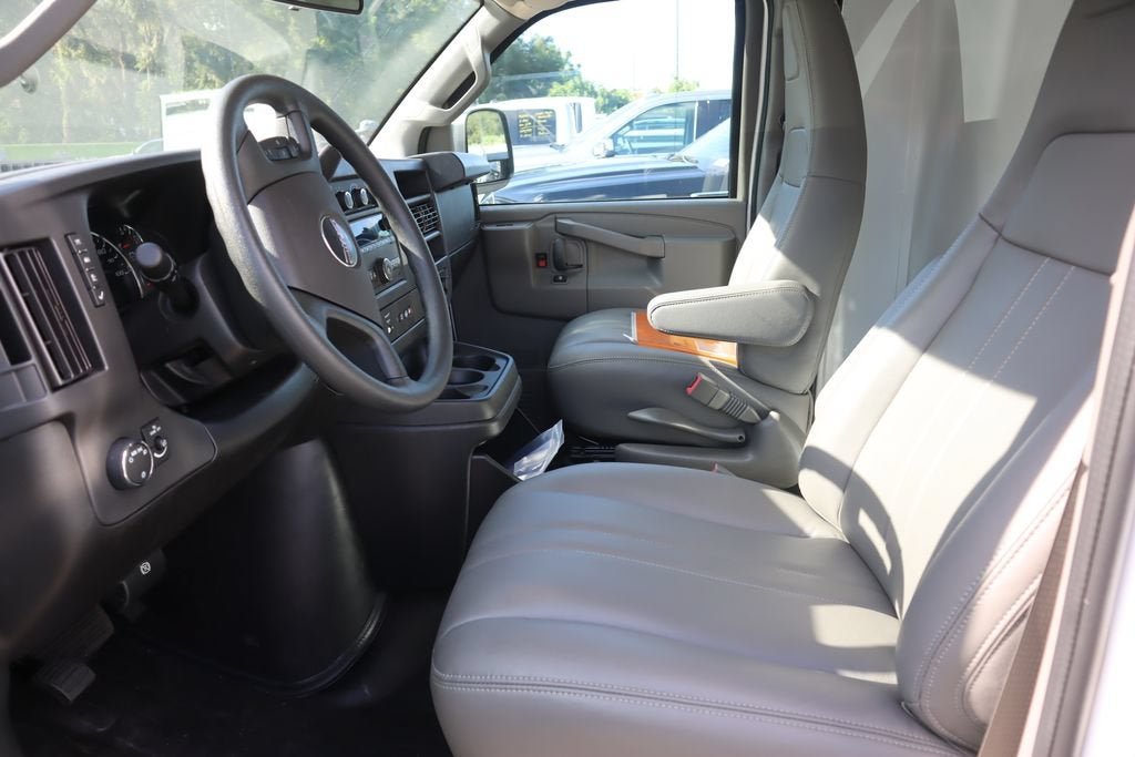 2025 GMC Savana Cutaway 3500 1WT