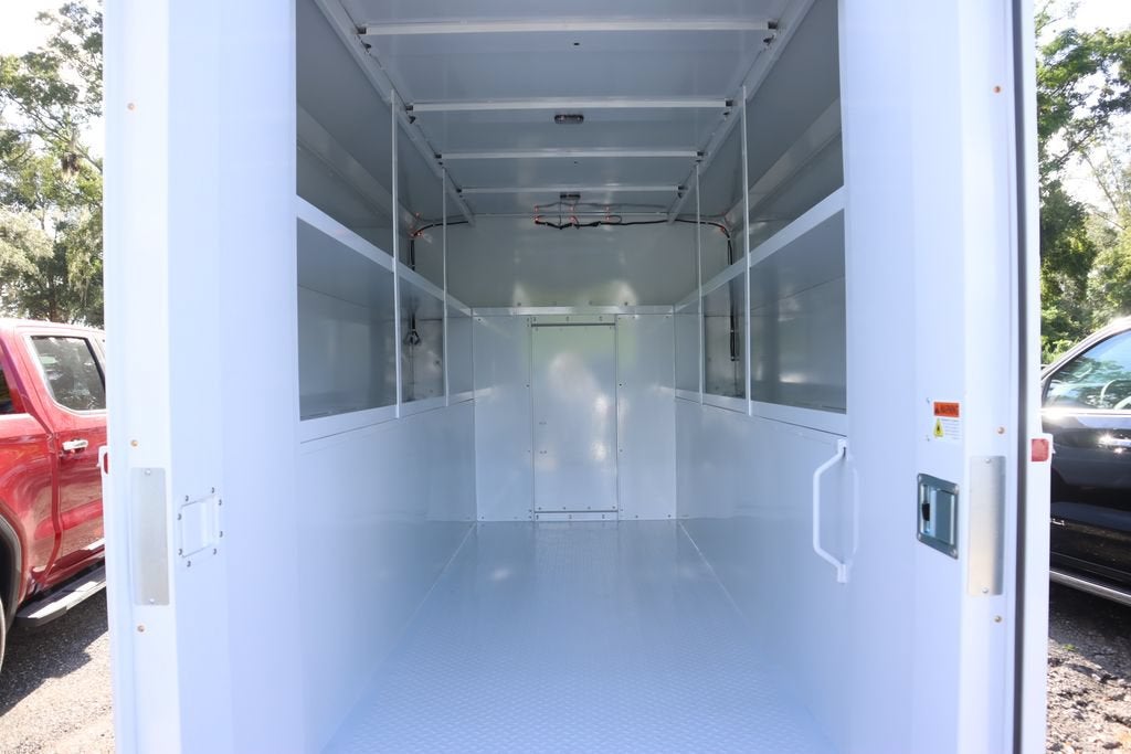 2025 GMC Savana Cutaway 3500 1WT