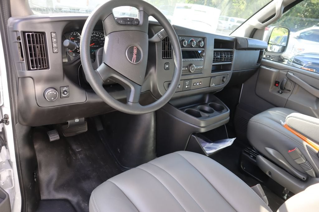 2025 GMC Savana Cutaway 3500 1WT